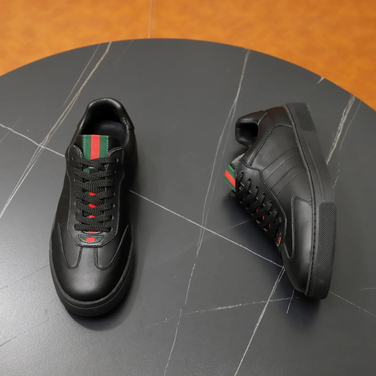 Ex-factory price: 400💰🙅‍♂️🙅‍♂️🙅‍♂️ Brand: Gucci GUCCi Standard code: 38-44 (45 customized) Grade: Same as the official website Material: Original leather splicing Comfortable and breathable sheepskin lining Original wear-resistant outsole Style category: Men's fashionable casual shoes Running sneakers Distinguished luxury brand elements Top luxury Color: actual picture color